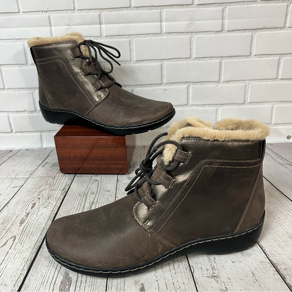 Clarks Women Size 9.5 Cora Chai Ankle Boot Brown Furry Trim Lace Up Comfort